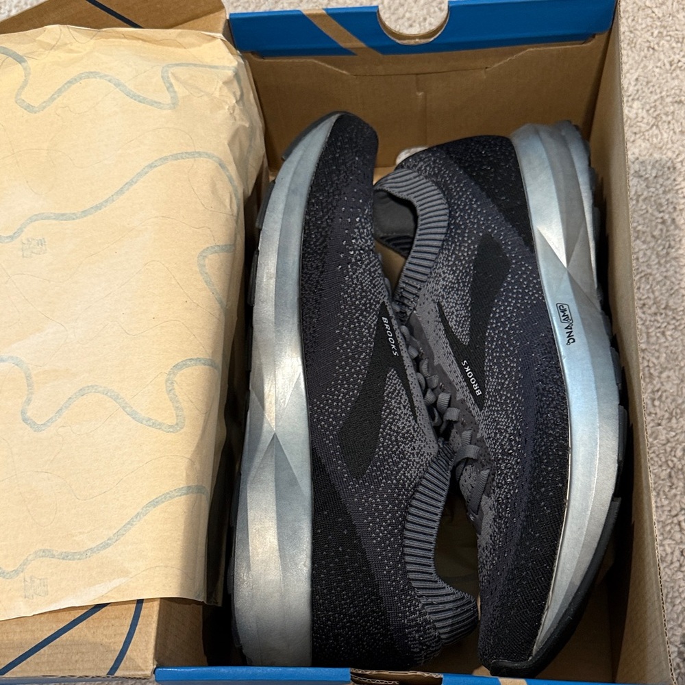 NWB Brooks levitate 2. Size 12